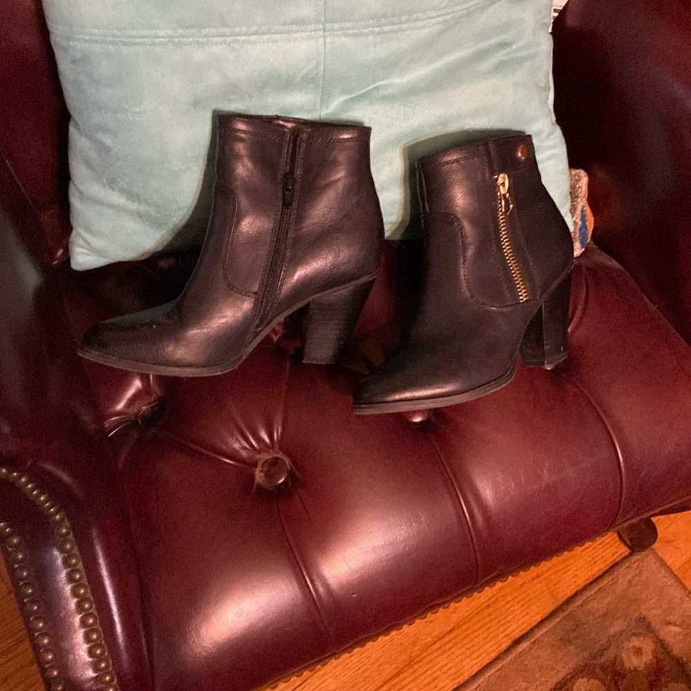 Cute black ankle boots. Nice gold hardware. Zips from the inside. Size 7